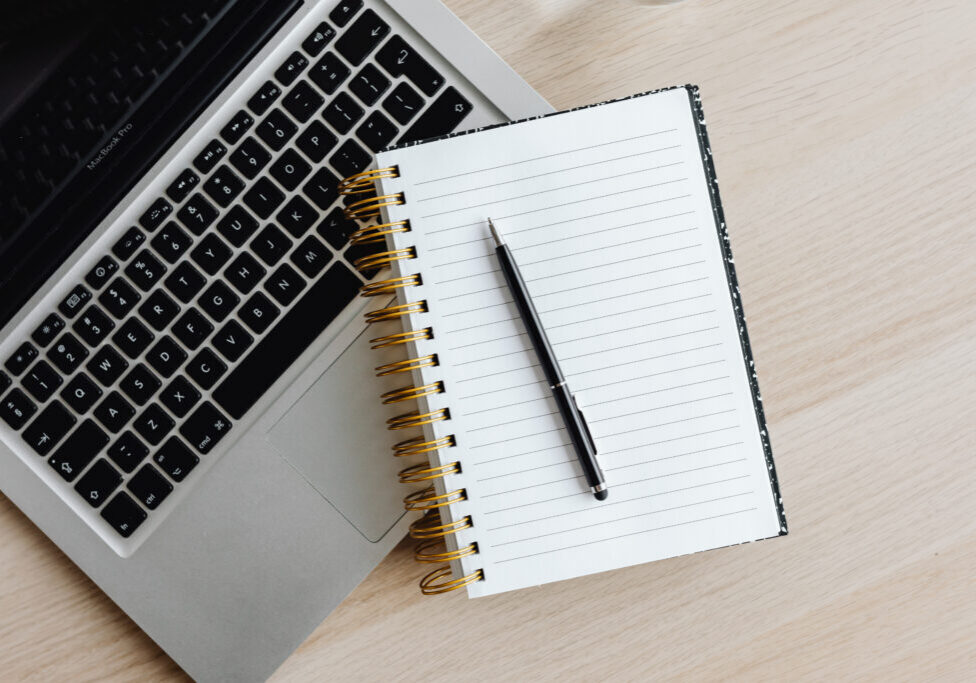 kaboompics_laptop-computer-notebook-pen-25548